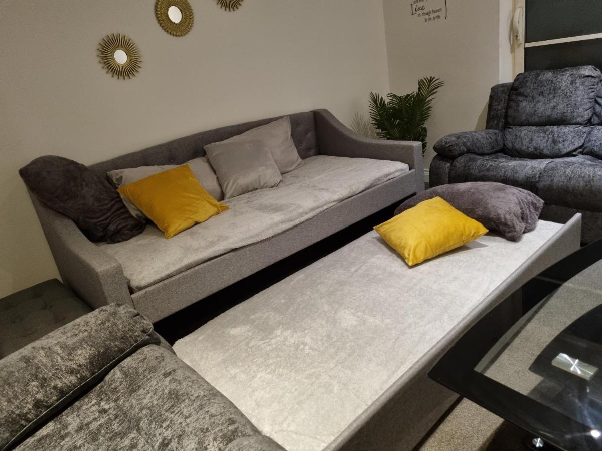 Deluxe Apartment Sleeps Up To 6 لايستر المظهر الخارجي الصورة